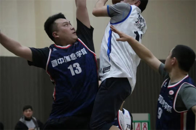 【青年教师风采】白天:弹指九年 他用满腔热情书写奉献担当